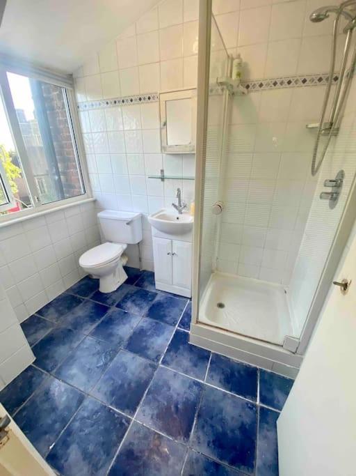 Apartamento Penthouse Studio With 2 Double Beds & Smart Tv. Great Location Londres